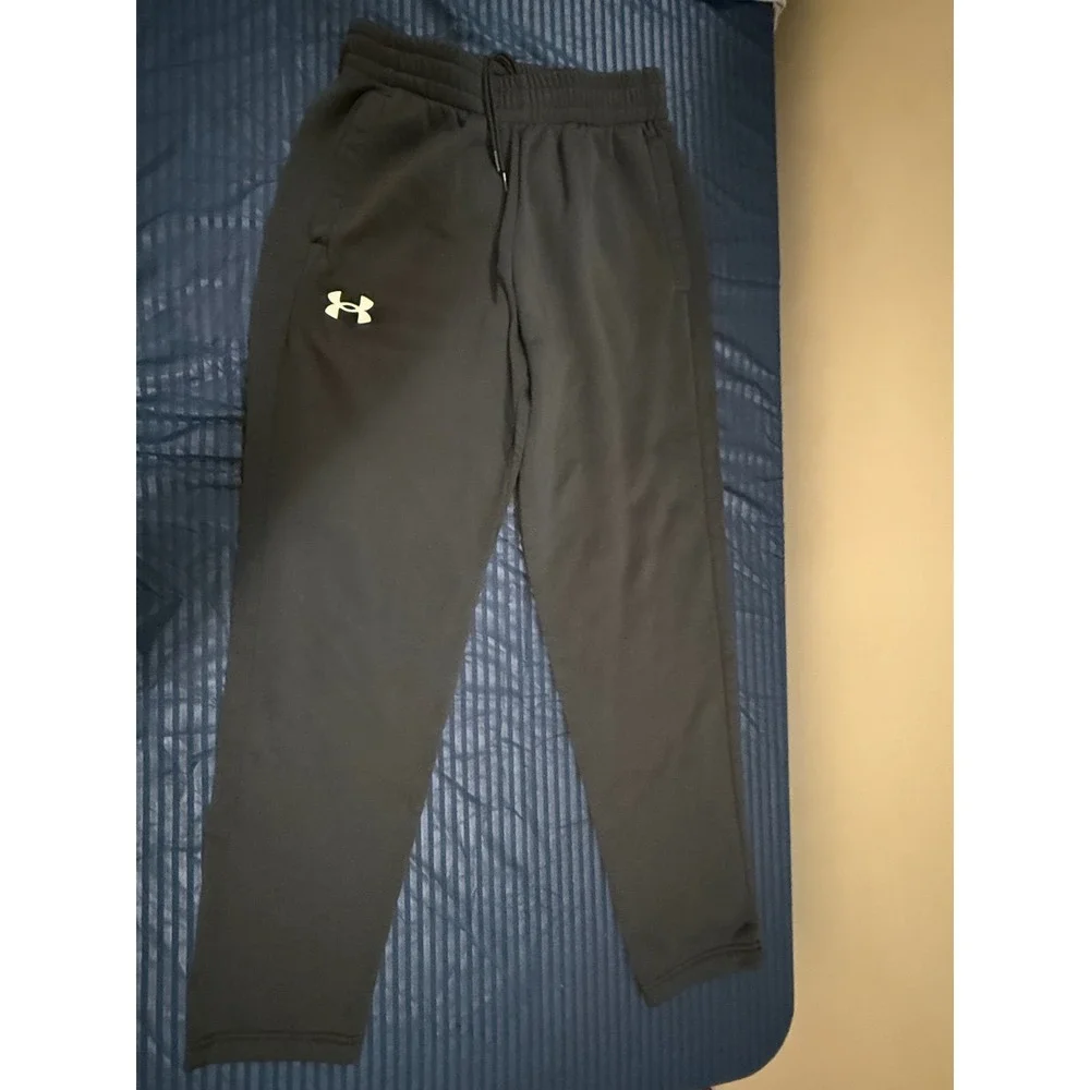 Under Armour Boys 3 Piece Lot HeatGear Graphic Tees and Jogger Pants Size Medium